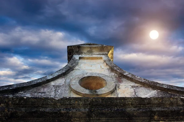 Topo da antiga igreja contra o céu — Fotografia de Stock