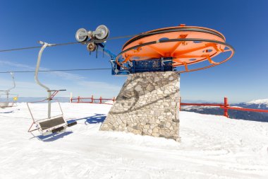 Ski lift üzerinde kayak merkezi
