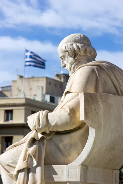 Ιστορικό Ελληνικό άγαλμα με την ελληνική σημαία στο παρασκήνιο — Φωτογραφία Αρχείου