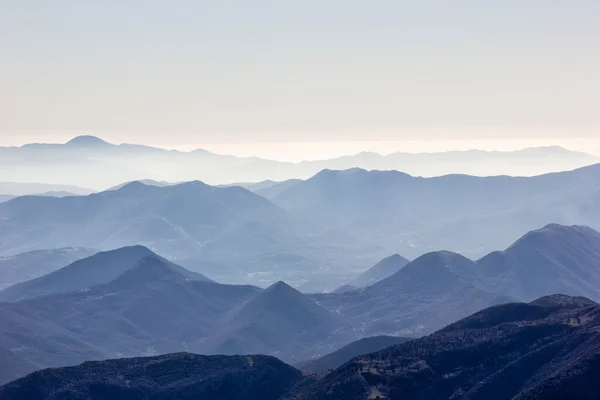 Giornata di sole sulla cima di una montagna — Foto Stock