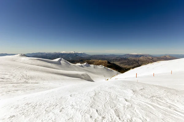 Zonnige dag op de top van een berg — Stockfoto