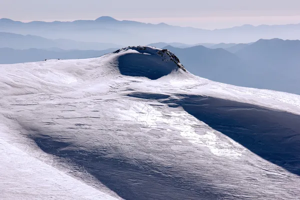 Bir dağın tepesinde güneşli bir gün — Stok fotoğraf