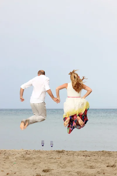 Mladý pár zamilovaný na pláži — Stock fotografie