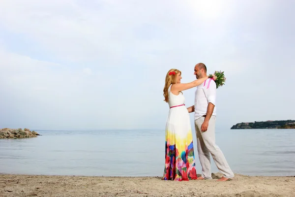 Giovane coppia innamorata in spiaggia — Foto Stock