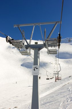 Ski lift üzerinde kayak merkezi