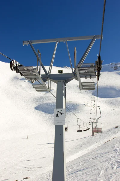 Elevador de esqui na estação de esqui — Fotografia de Stock