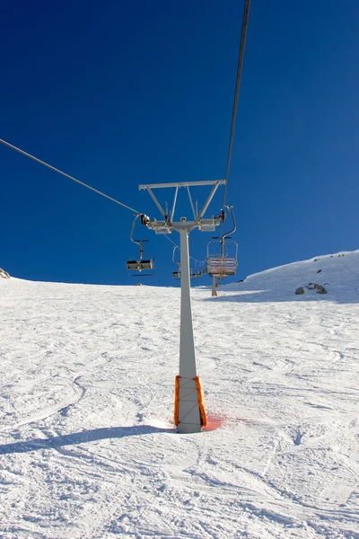 Lyžařský vlek v lyžařském středisku — Stock fotografie