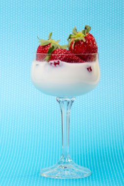 üzerine krema ile bir bardak taze çilek