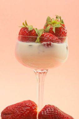 üzerine krema ile bir bardak taze çilek