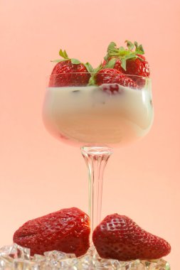 üzerine krema ile bir bardak taze çilek