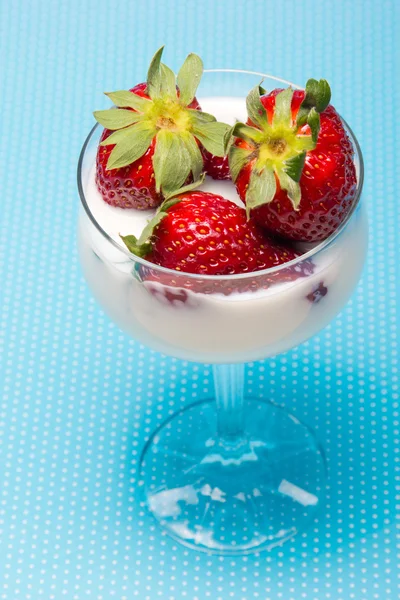 Frische Erdbeeren auf einem Glas mit Sahne — Stockfoto