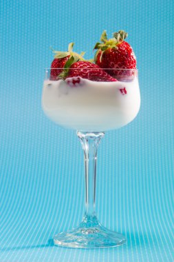 üzerine krema ile bir bardak taze çilek