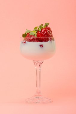 üzerine krema ile bir bardak taze çilek