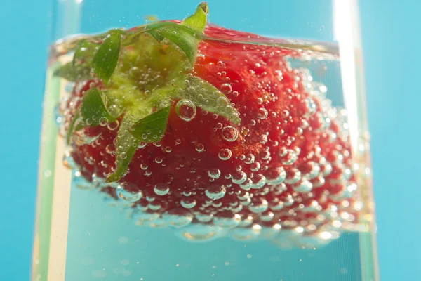 Fragola fresca su un bicchiere con champagne — Foto Stock