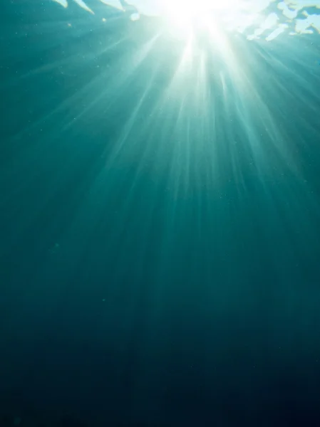Onderwater zonnestralen — Stockfoto