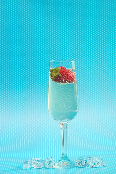 Fresa fresca en una copa con champán — Foto de Stock