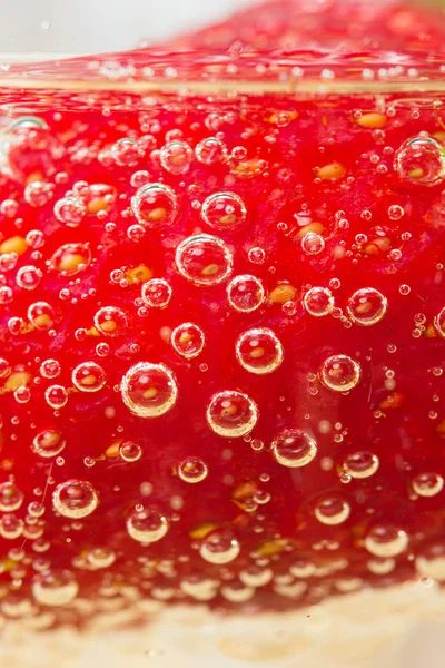 Verse aardbeien op een glas met champagne — Stockfoto