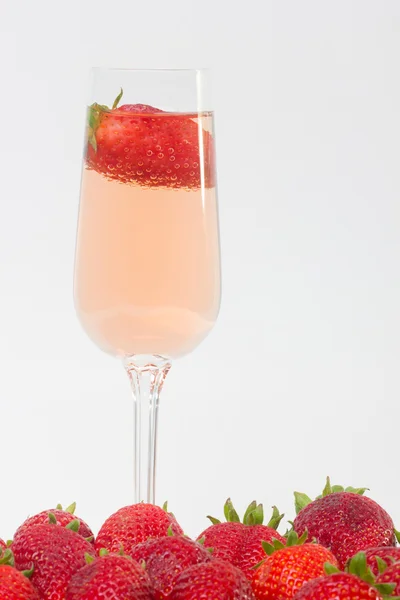 Verse aardbeien op een glas met wijn — Stockfoto