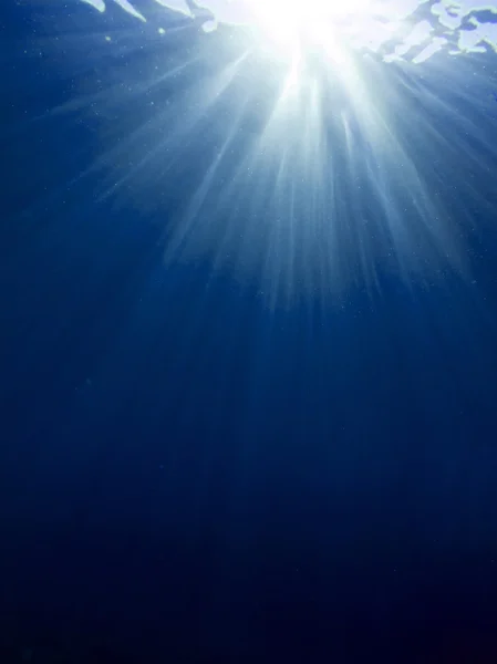 Sonnenstrahlen unter Wasser — Stockfoto