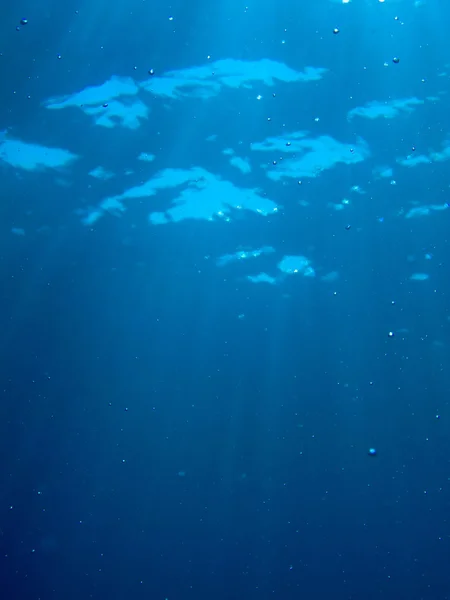 Sonnenstrahlen unter Wasser — Stockfoto