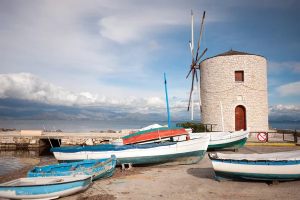 Pequeno porto com barcos de peixe e um moinho de vento — Fotografia de Stock