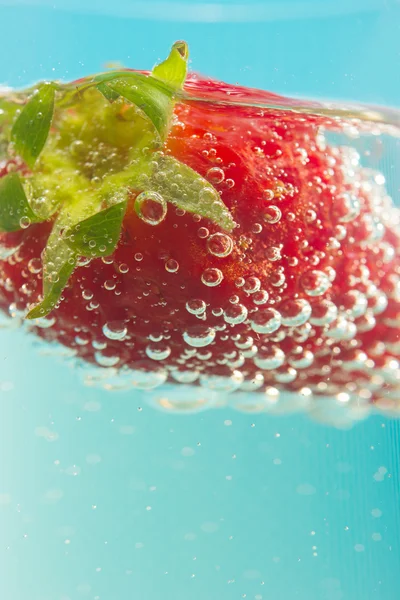 Fragola fresca su un bicchiere con champagne — Foto Stock