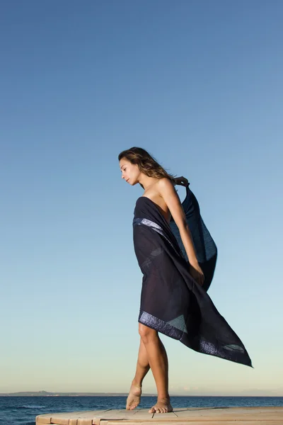 Joven bailarina con bufanda en la playa —  Fotos de Stock