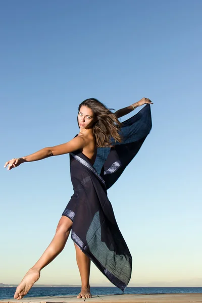 Unga dansare med halsduk på stranden — Stockfoto