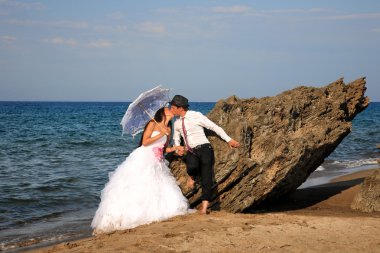 Gelin ve damat sahilde 