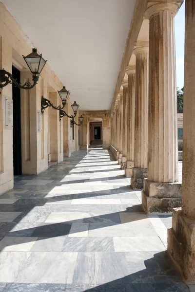 Ilha com colunas na cidade de Corfu — Fotografia de Stock