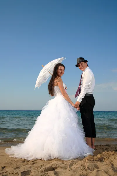 Braut und Bräutigam am Strand — Stockfoto