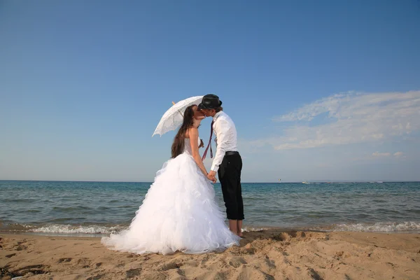 Bruid en bruidegom op het strand — Stockfoto