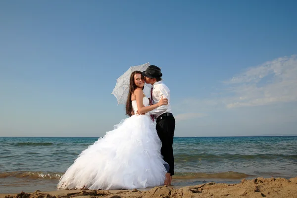 Gelin ve damat sahilde — Stok fotoğraf