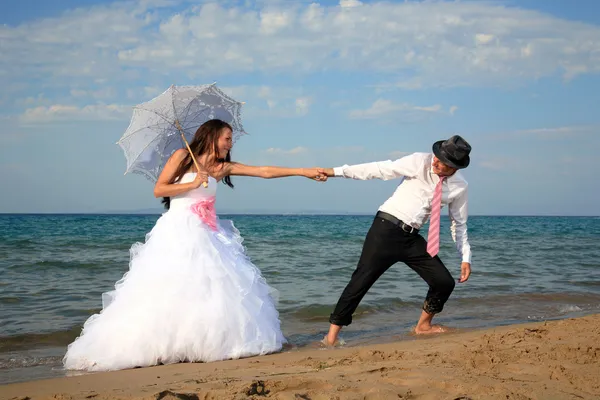 Novia y novio en la playa — Foto de Stock