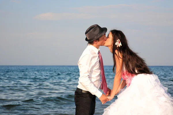 Bruid en bruidegom op het strand — Stockfoto