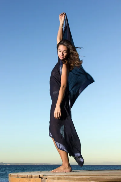 Giovane ballerina con sciarpa in spiaggia — Foto Stock