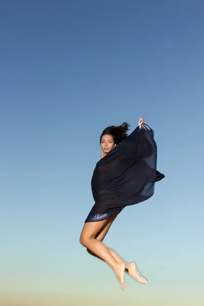 Молодой танцор с шарфом в воздухе — стоковое фото