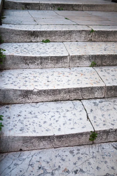 Escadas antigas feitas de pedra — Fotografia de Stock