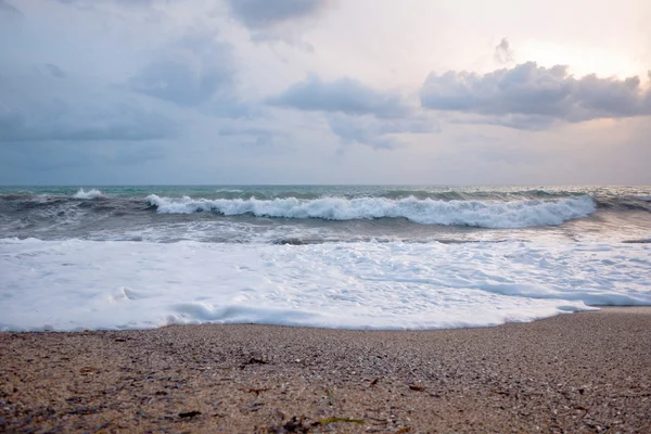 Великі хвилі на пляжі — стокове фото