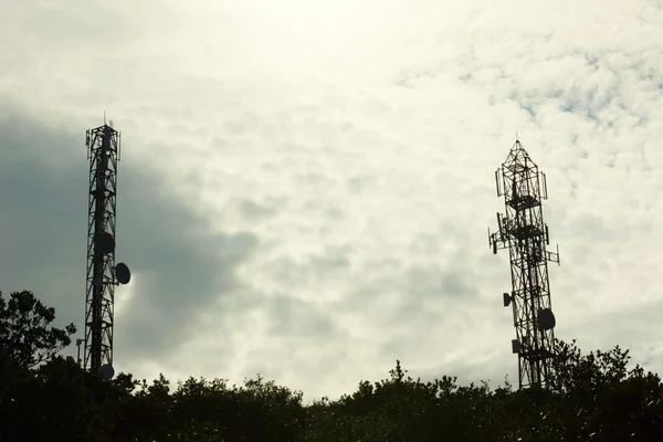 Silhouette Deux Grandes Antennes Sur Ciel Sombre Nuageux — Photo