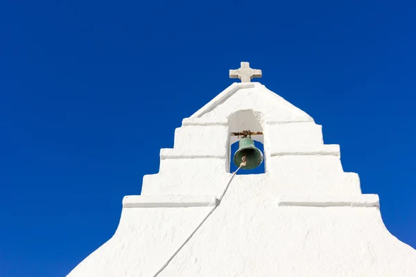 白色的传统教堂，在米科诺斯岛 — 图库照片