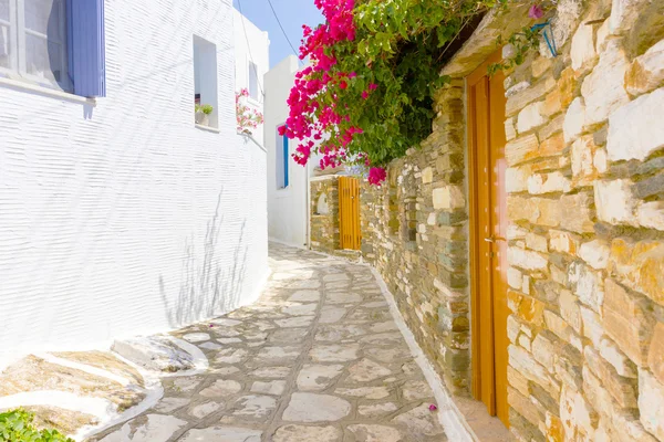 Traditionelle straße in tinos insel, griechenland — Stockfoto