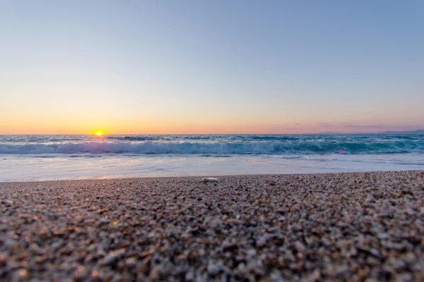 Belo pôr do sol e praia — Fotografia de Stock