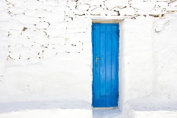 Modré dveře v řecký ostrov mykonos — Stock fotografie