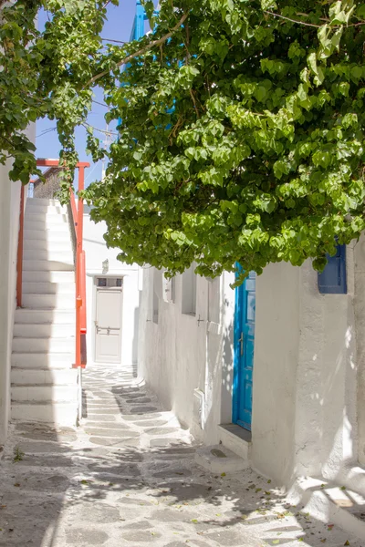 Traditionelle Straße der griechischen Insel Mykonos in Griechenland — Stockfoto