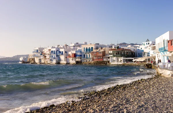 Casas tradicionais pelo mar em Mykonos — Fotografia de Stock