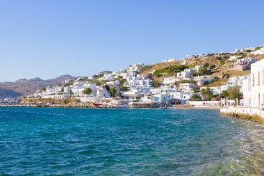 Mykonos deniz yoluyla geleneksel beyaz evler
