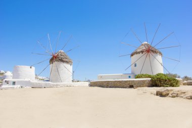 mykonos içinde geleneksel yel değirmeni 