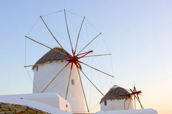 Väderkvarnar i mykonos, Grekland — Stockfoto