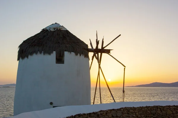 Traditionelle Windmühle auf Mykonos — Stockfoto